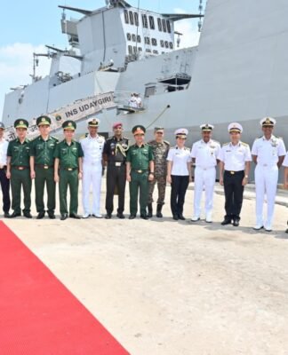 Indian Navy Ships Arrive in Vietnam to Boost Maritime Cooperation